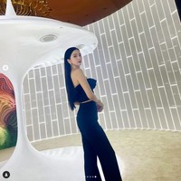 Jisoo juga memakai anting-anting serasi, Rayuela emerald earrings seharga NT$ 8,300,000 atau sekitar Rp 4,1 miliar. Foto: dok. Instagram @sooyaaa__