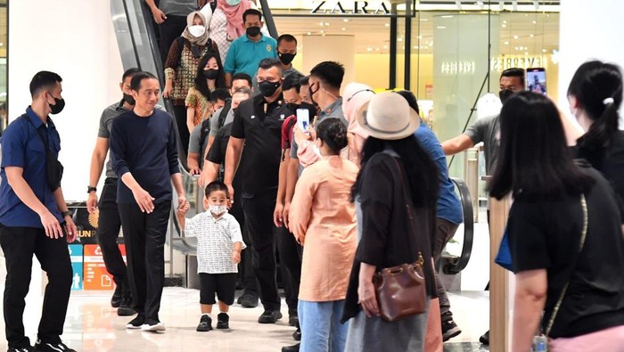 Jokowi ke mal di Medan bareng Al Nahyan dan Sedah Mirah