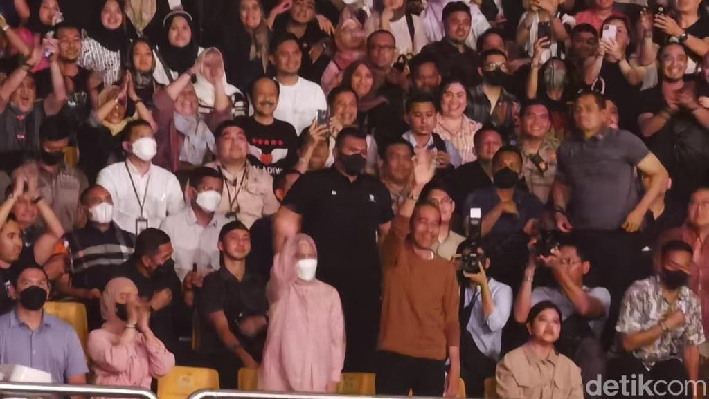 Momen Jokowi dan Iriana Bergoyang Nonton Konser Dewa 19 di Medan