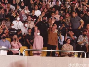 Ditemani Istri-Kahiyang, Jokowi Nonton Konser Dewa 19 di Medan