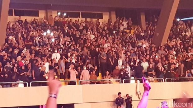 Jokowi saat nonton konser Dewa 19 di Medan (Finta Rahyuni/detikSumut)