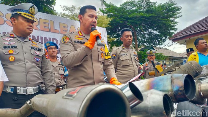 Kapolresta Bogor Kota Kombes Bismo Teguh Prakoso dan ratusan knalpot brong yang disita