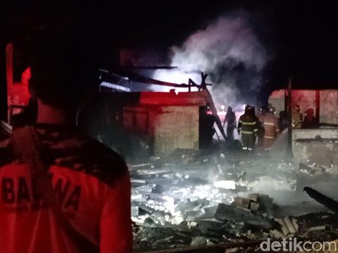 Kebakaran 3 rumah dan 1 musala di Desa Tanjung, Kecamatan Kedungtuban, Kabupaten Blora, Jumat (10/2/2023) malam.