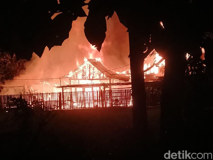 Kebakaran 3 rumah dan 1 musala di Desa Tanjung, Kecamatan Kedungtuban, Kabupaten Blora, Jumat (10/2/2023) malam.