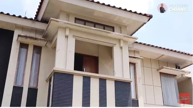 Dikenal sebagai salah satu komedian Indonesia, Narji belakangan memang sudah jarang tampil di layar kaca. Mantan anggota grup lawak Cagur itu rupanya kini tengah sibuk dengan profesi barunya sebagai petani. Ia bahkan memiliki kebun sayurnya sendiri yang cukup luas. Foto: YouTube/Rico Ceper