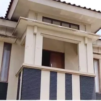 Dikenal sebagai salah satu komedian Indonesia, Narji belakangan memang sudah jarang tampil di layar kaca. Mantan anggota grup lawak Cagur itu rupanya kini tengah sibuk dengan profesi barunya sebagai petani. Ia bahkan memiliki kebun sayurnya sendiri yang cukup luas. Foto: YouTube/Rico Ceper