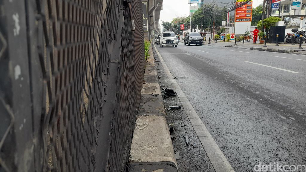 Kecelakaan BMW lawan arah tabrak pemotor hingga pemotor tewas, di Jl Fatmawati, Jaksel, 11 Februari 2023. (Ilham Oktafian/detikcom)