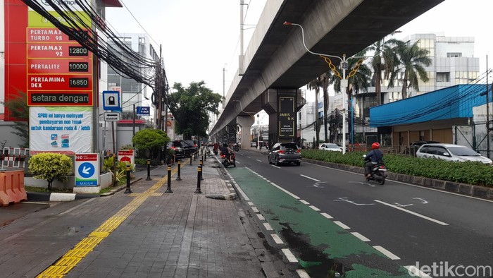 Kecelakaan BMW lawan arah tabrak pemotor hingga pemotor tewas, di Jl Fatmawati, Jaksel, 11 Februari 2023. (Ilham Oktafian/detikcom)