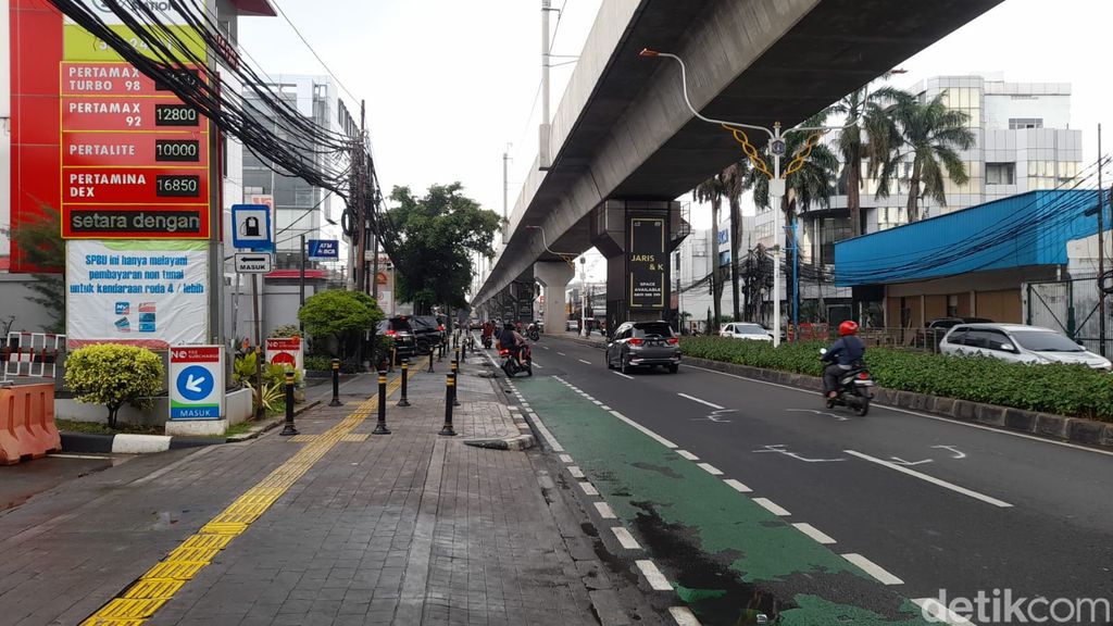 Kecelakaan BMW lawan arah tabrak pemotor hingga pemotor tewas, di Jl Fatmawati, Jaksel, 11 Februari 2023. (Ilham Oktafian/detikcom)