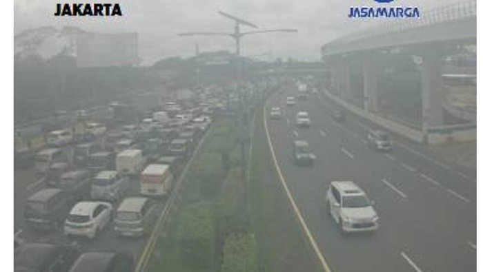 Kemacetan di sejumlah ruas Tol di  Jakarta (screenshot Travoy)