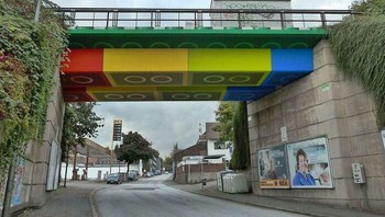 Percayalah itu bukan lego beneran, tetapi jembatan yang dicat menyerupai lego. Foto: (Bored Panda).