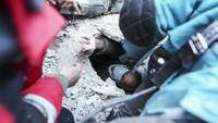 Kali ini, Tim SAR kembali berhasil menyelamatkan korban dari reruntuhan bangunan.