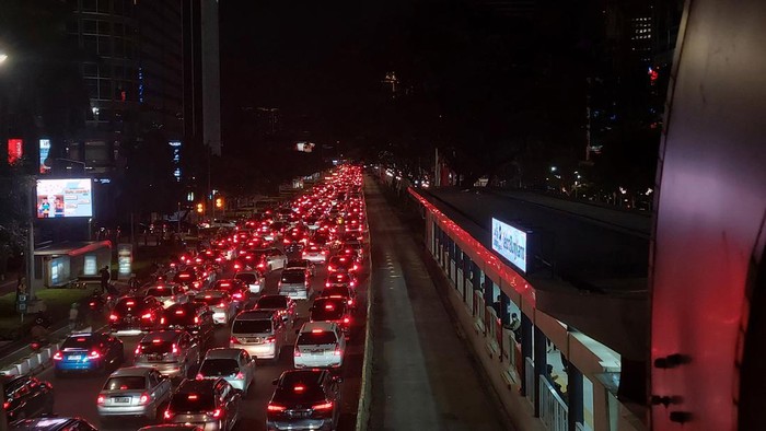 Macet di depan Gelora Bung Karno arah Senayan karena konser Westlife, Sabtu (11/2/2023).
