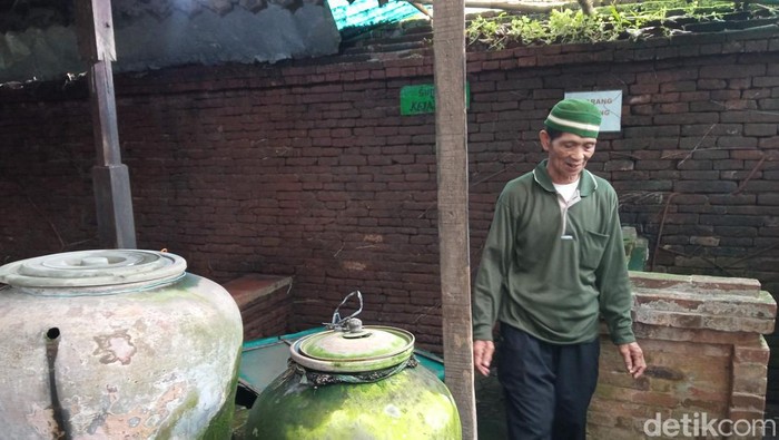 Mang Pardi, juru kunci sumur keramat Kejayaan di Keraton Kasepuhan Cirebon.