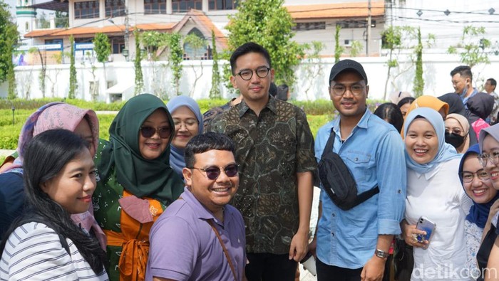Mangkunegoro X menyapa wisatawan di Pracima Tuin Puro Mangkunegaran, Sabtu (11/2/2023).