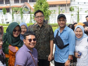 Mangkunegoro X Sapa Wisatawan di Pracima Tuin