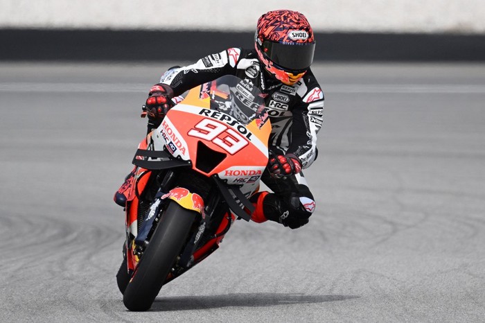 Repsol Honda Teams Spanish rider Marc Marquez rides his bike during the first day of the pre-season MotoGP winter test at the Sepang International Circuit in Sepang on February 10, 2023. (Photo by Mohd RASFAN / AFP)