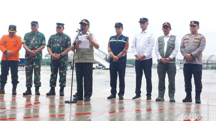 Menko PMK, Muhadjir Effendy, melepas pemberangkatan bantuan untuk korban gempa Turki, di Lanud Halim Perdanakusuma, Jaktim, 11 Februari 2023. (Rumondang Naibaho/detikcom)