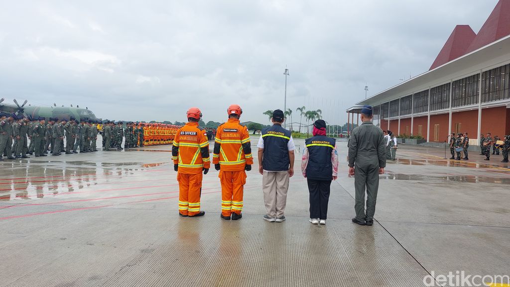Menko PMK, Muhadjir Effendy, melepas pemberangkatan bantuan untuk korban gempa Turki, di Lanud Halim Perdanakusuma, Jaktim, 11 Februari 2023. (Rumondang Naibaho/detikcom)