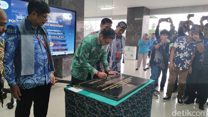 Menparekraf Sandiaga Uno saat meresmikan gedung kuliah terpadu Poltekpar Makassar