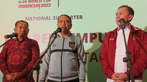 Menpora Zainudin Amali didampingi Ketum PSSI M. Iriawan (Iwan Bule) serta Kepala Bidang Pemuda dan Olahraga Disdikpora Provinsi Bali Dana Tenaya, saat jumpa pers di Nusa Dua, Badung, Bali, Sabtu (10/2/2023).