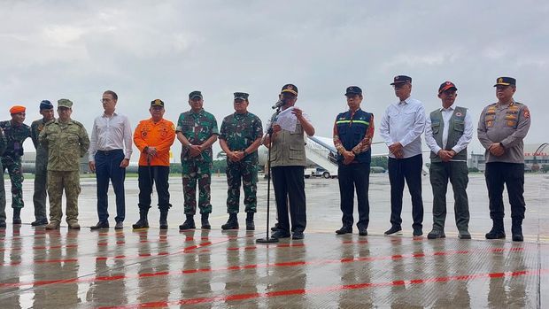 Menteri Koordinator Bidang Pembangunan Manusia dan Kebudayaan Muhadjir Effendy melepas 62 personel kemanusiaan Gempa Turki di Lanud Halim Perdanakusuma, Jaktim, Sabtu (11/2/2023).
