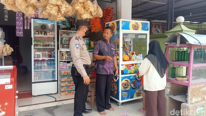 Mesin permainan capit boneka