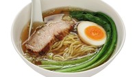Berbeda dengan shoyu yang menggunakan kecap asin, shio ramen menggunakan garam sebagai bumbu utamanya. Biasanya hidangan ini ditandai dengan warna kuah yang bening dengan rasa asin gurih yang kuat. Foto: Taste Atlas