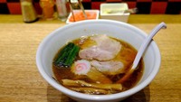 Soy sauce atau kecap asin khas Jepang yang memiliki karakter unik juga bisa disajikan menjadi kuah ramen. Diracik dengan campuran kaldu, shoyu ramen paling nikmat disantap selagi hangat. Foto: Taste Atlas