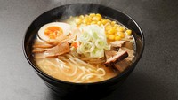 Miso ramen tentu berbeda dengan ramen biasa. Jika ramen hanya menggunakan kaldu, miso ramen akan menambahkan bumbu miso ke dalamnya. Hasilnya cita rasanya akan lebih gurih dengan warna kuah yang keruh. Foto: Taste Atlas