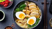 Pertama kali hadir tahun 1910, ramen Jepang begitu populer di dunia. Berbagai jenis kaldu dan topping bisa dipadukan untuk sajian ramen yang nikmat. Foto: Taste Atlas