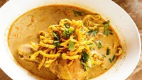 Khao Soi merupakan hidangan mie asal Thailand yang disajikan dengan kuah santan berempah. Hidangan ini dilengkapi topping daging, ayam maupun babi. Foto: Taste Atlas