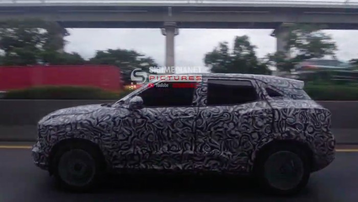 Mitsubishi XFC Concept tertangkap kamera tengah diuji di jalan tol.