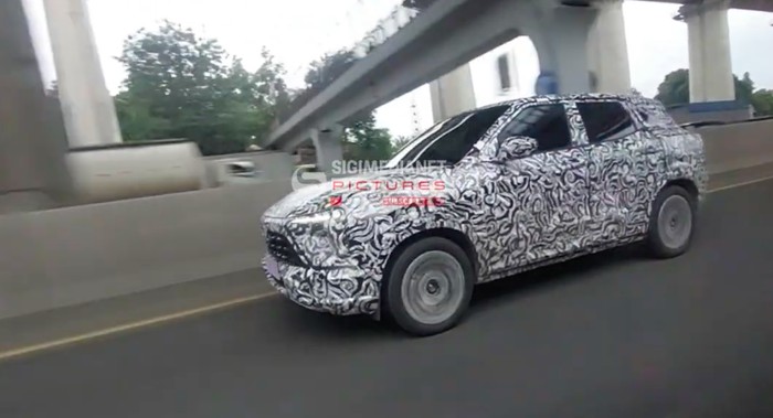 Mitsubishi XFC Concept tertangkap kamera tengah diuji di jalan tol.