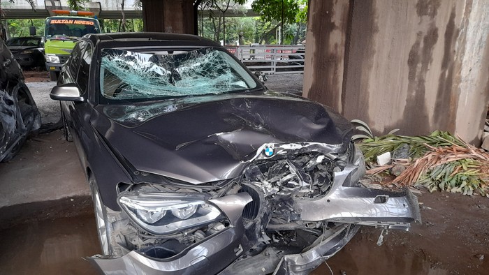 Mobil BMW yang lawan arus dan tabrak pemotor hingga tewas di Jalan Raya Fatmawati, Jaksel, Sabtu (11/2/2023).
