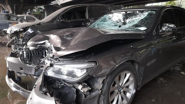 Mobil BMW yang lawan arus dan tabrak pemotor hingga tewas di Jalan Raya Fatmawati, Jaksel, Sabtu (11/2/2023).