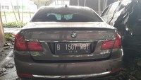 Pada bagian belakang mobil tersebut tak mengalami kerusakan. Pelat nomor polisi mobil tersebut tampak masih terpasang. (Foto: Ilham Oktafian/detikcom)
