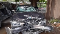 Sementara itu, bagian kaca mobil tersebut juga rusak parah. Kaca bagian depan pecah dan membentuk cekungan di bagian tengah. (Foto: Ilham Oktafian/detikcom)