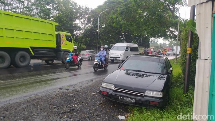 Mobil sedan misterius masih terparkir di jalan Secang, Kabupaten Magelang, Sabtu (11/2/2023).