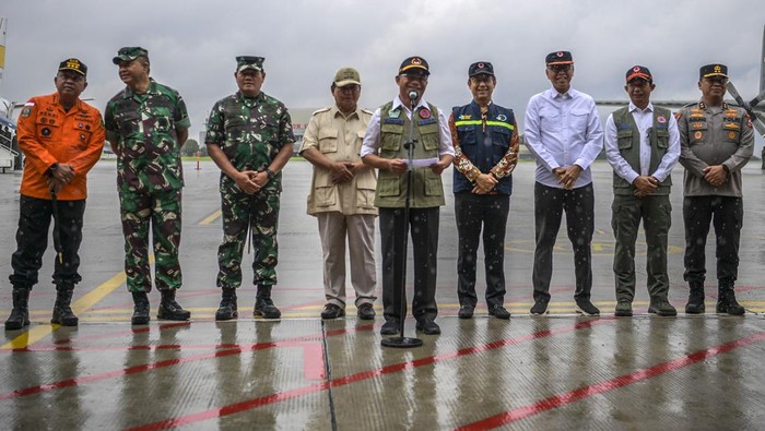 Momen Menhan dan Menko PMK Lepas Personel Bantuan RI ke Turki Menteri Koordinator bidang Pembangunan Manusia dan Kebudayaan (Menko PMK) Muhadjir Effendy (kiri) bersama Menteri Pertahanan Prabowo Subianto (kedua kiri) berjabat tangan dengan petugas SAR gabungan saat melepas misi kemanusian ke Turki di Lanud Halim Perdanakusuma, Jakarta, Sabtu (11/2/2023). Pemerintah mengirimkan bantuan logistik sebanyak lima ton dan personel gabungan tim pencarian dan penyelamatan (SAR) sebanyak 65 orang untuk membantu proses operasi SAR korban gempa di Turki.