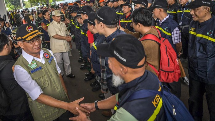 Momen Menhan dan Menko PMK Lepas Personel Bantuan RI ke Turki Menteri Koordinator bidang Pembangunan Manusia dan Kebudayaan (Menko PMK) Muhadjir Effendy (kiri) bersama Menteri Pertahanan Prabowo Subianto (kedua kiri) berjabat tangan dengan petugas SAR gabungan saat melepas misi kemanusian ke Turki di Lanud Halim Perdanakusuma, Jakarta, Sabtu (11/2/2023). Pemerintah mengirimkan bantuan logistik sebanyak lima ton dan personel gabungan tim pencarian dan penyelamatan (SAR) sebanyak 65 orang untuk membantu proses operasi SAR korban gempa di Turki.