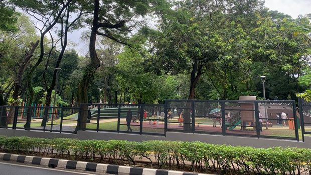 Pagar dipasang di sekeliling Tebet Eco Park, Jakarta, Sabtu (11/2/2023).
