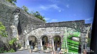Pantai Pandawa Bali Siang Hari gerbang masuk sebelum melihat lebih jauh tebing pantai ke lokasi utama