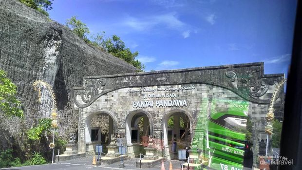 Pantai Pandawa Bali Siang Hari gerbang masuk sebelum melihat lebih jauh tebing pantai ke lokasi utama