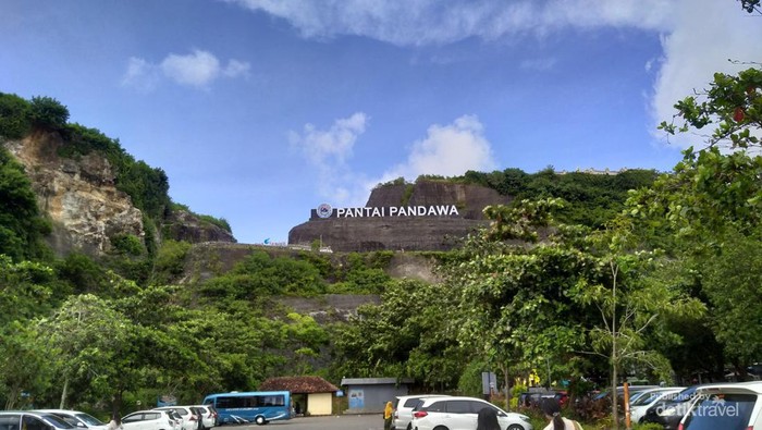 Pantai Pandawa Bali Siang Hari tulisan Pantai Pandawa yang terbangun estetik di atas tebing kapur dan tertata rapi