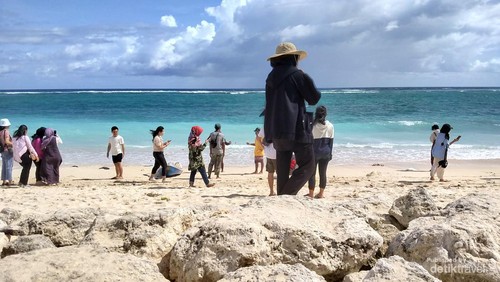 Pantai Pandawa Bali Siang Hari birunya laut dan beberapa batu pantai, semua foto by Dina Nur Rohma diambil langsung di lokasi