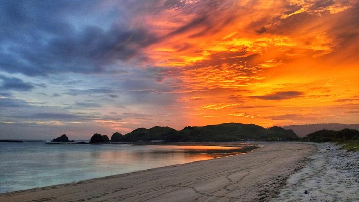 Suasana sunset di lokasi Bau Nyale 2023 di Pantai Serenting, Lombok Tengah, Jumat (10/2/2023).