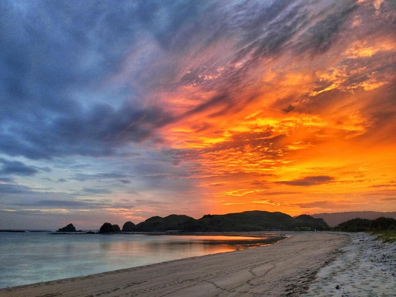 Suasana sunset di lokasi Bau Nyale 2023 di Pantai Serenting, Lombok Tengah, Jumat (10/2/2023).