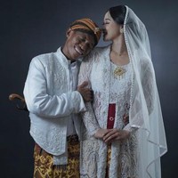 Setelah sering diantar oleh Makruf, orangtuanya mulai bertanya tentang sosok pria tersebut. Apalagi selama ini Arum hanya menyebut Makruf sebagai temannya. Munculah pertanyaan dari orang rumah. Sering diantar sama teman kamu, memang hanya teman atau ada gimana gitu. Dari situ aku mulai ngomong ya kalau sejauh ini kita sudah sering jalan bareng dekat. Nggak secara gamblang aku bilang pacaran sih waktu itu. Tapi orang tua tahu kayak nya deh maksud aku. Mereka nyantai aja welcome gitu, nggak tahu juga ya, lanjut Arum panjang lebar. Foto: Dok. pribadi Arum Puspitasari.