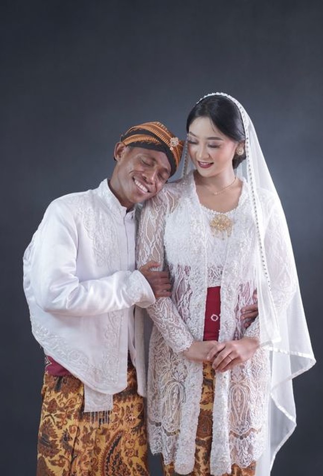 Wanita yang berasal dari Purwodadi, Jawa Tengah ini juga mengungkapkan saat awal hubungan belum memperkenalkan Makruf kepada keluarganya. Makruf hanya sering mengantar Arum pulang ke rumah usai pulang bekerja. Awalnya sih belom dikenalin ya. Kan aku kerja nya di Semarang kan kalau mau pulang rumah sering minta anter jemput sama dia. Dianter lah ke rumah pastinya orang tua tahu ya oh yang anter ini gitu, tapi aku nggak bilang apa-apa dulu sih cuma teman awal bilang gitu, kenang Arum. Foto: Dok. pribadi Arum Puspitasari.